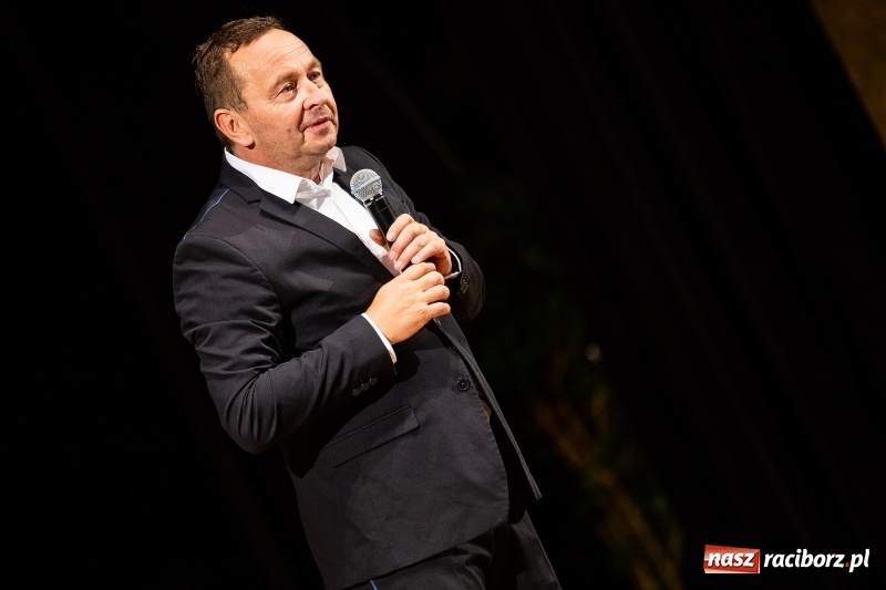 Zdjęcie w galerii na portalu naszraciborz.pl: Kabaret pod Wyrwigroszem bawił w RCK wiadomości z regionu