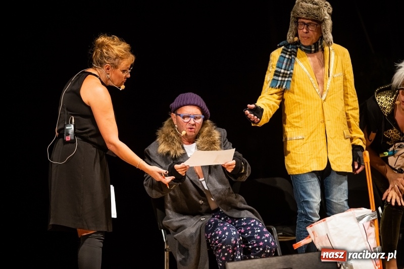 Zdjęcie w galerii na portalu naszraciborz.pl: Kabaret pod Wyrwigroszem bawił w RCK wiadomości z regionu