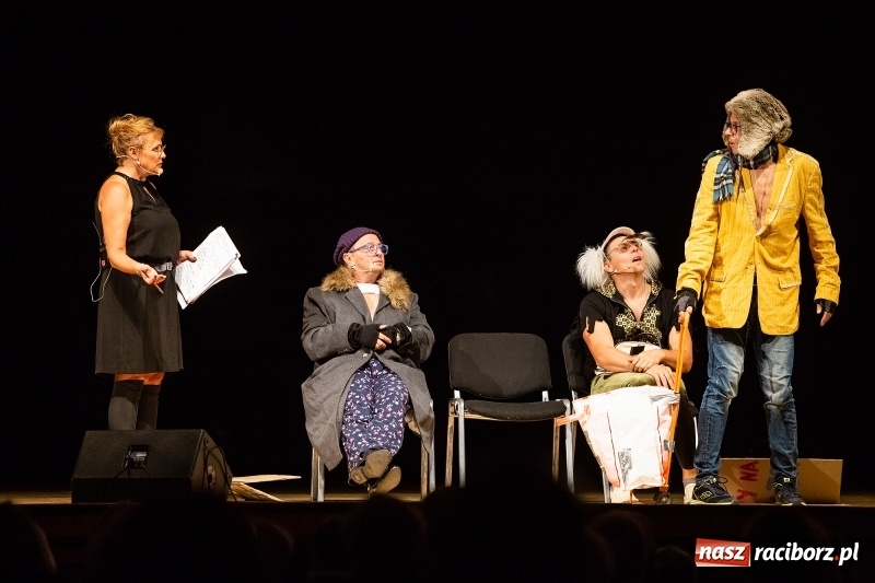 Zdjęcie w galerii na portalu naszraciborz.pl: Kabaret pod Wyrwigroszem bawił w RCK wiadomości z regionu