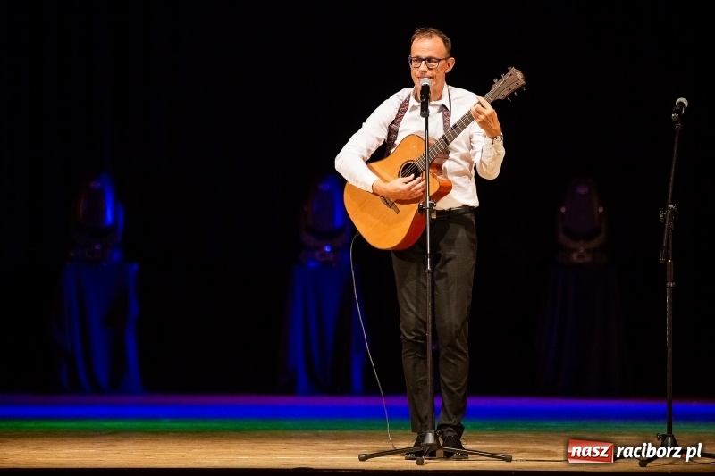 Zdjęcie w galerii na portalu naszraciborz.pl: Kabaret pod Wyrwigroszem bawił w RCK wiadomości z regionu