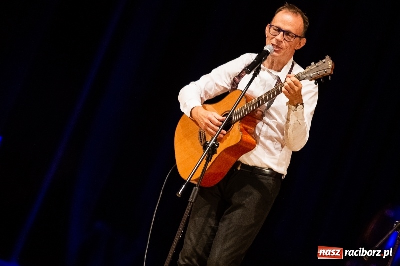 Zdjęcie w galerii na portalu naszraciborz.pl: Kabaret pod Wyrwigroszem bawił w RCK wiadomości z regionu