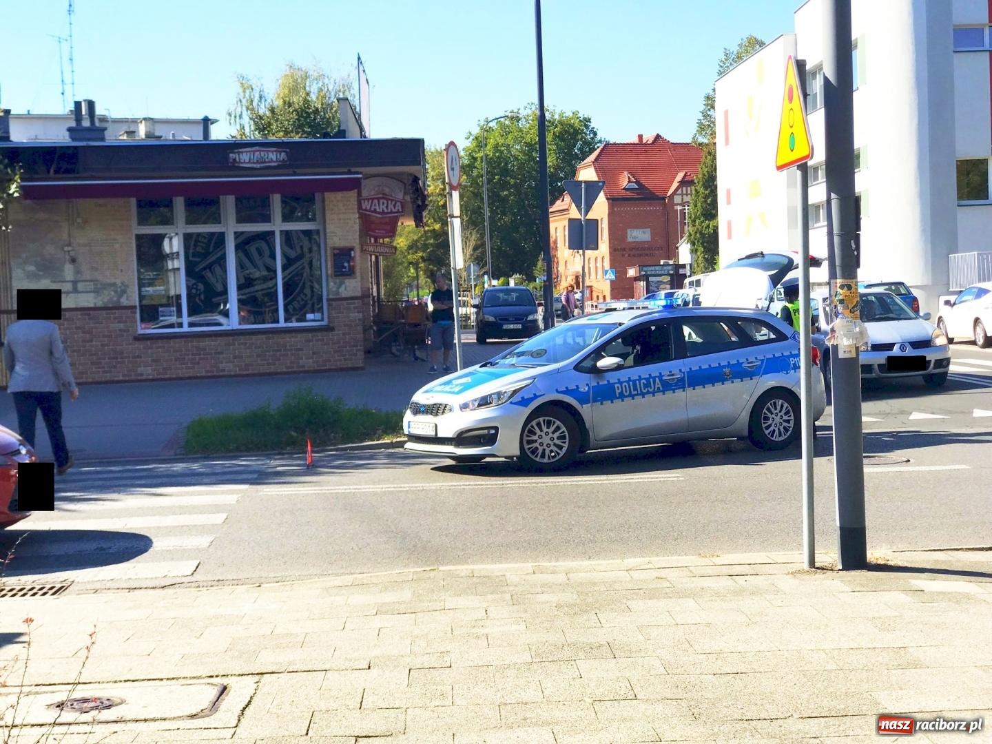 Zdjęcie w galerii na portalu naszraciborz.pl: Potrącenie pieszego na ulicy Wojska Polskiego  wiadomości z regionu