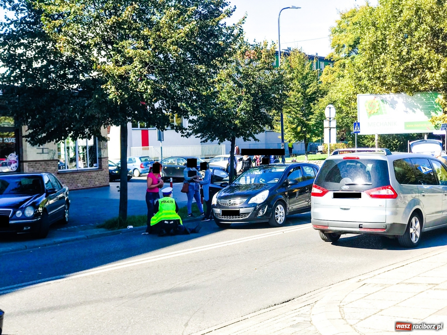 Zdjęcie w galerii na portalu naszraciborz.pl: Potrącenie pieszego na ulicy Wojska Polskiego  wiadomości z regionu