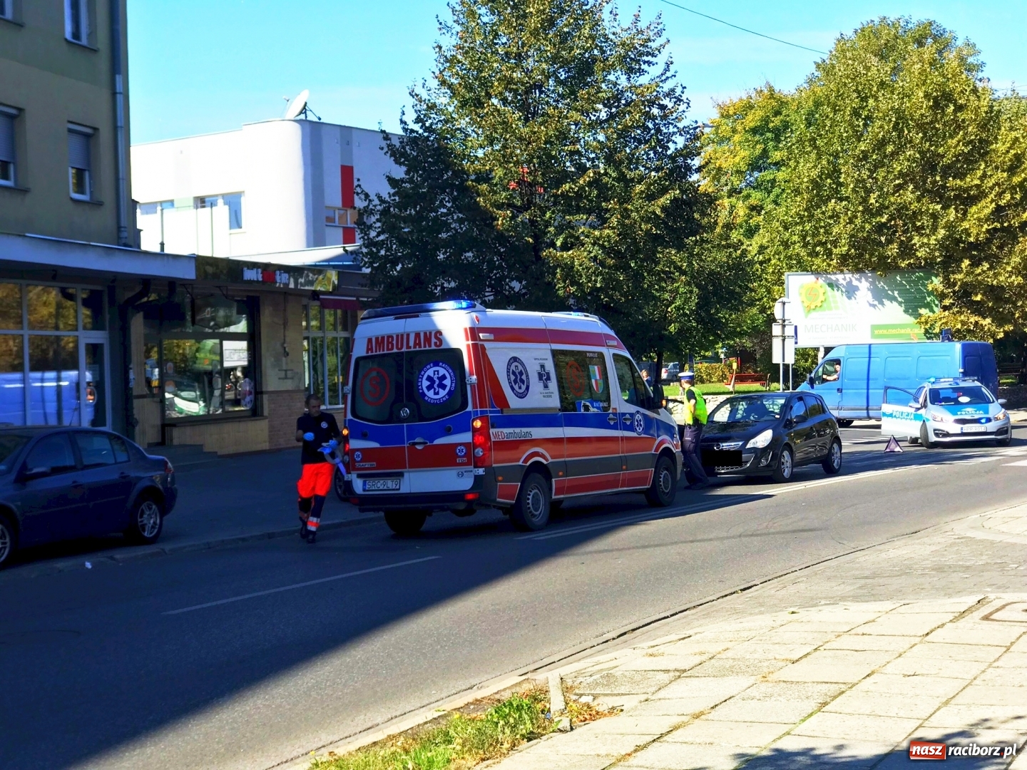 Zdjęcie w galerii na portalu naszraciborz.pl: Potrącenie pieszego na ulicy Wojska Polskiego  wiadomości z regionu