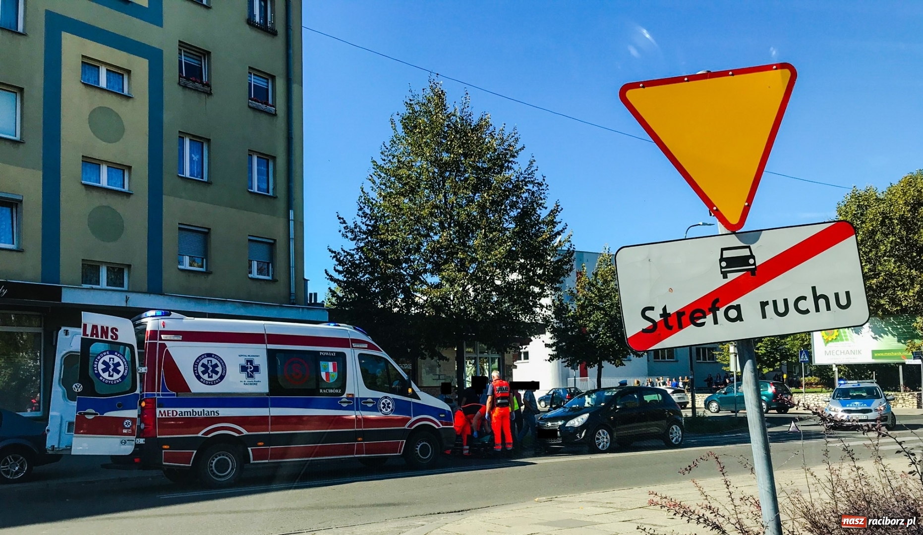 Zdjęcie w galerii na portalu naszraciborz.pl: Potrącenie pieszego na ulicy Wojska Polskiego  wiadomości z regionu