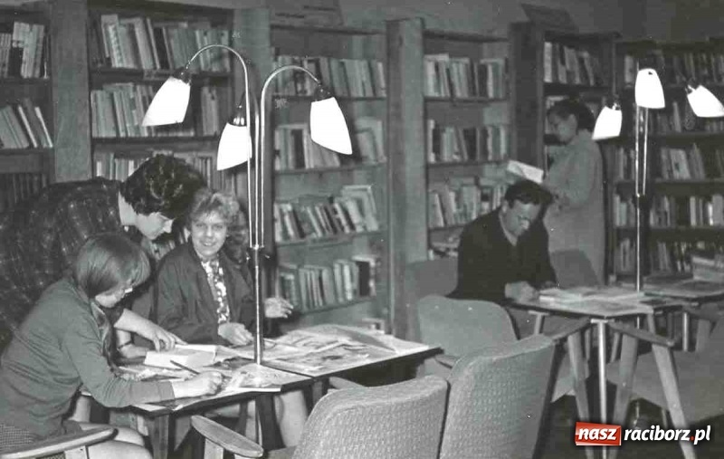 Zdjęcie w galerii na portalu naszraciborz.pl: Poznaj swoją bibliotekę. Historia filii numer 6 przy Powiatowym Domu Kultury wiadomości z regionu