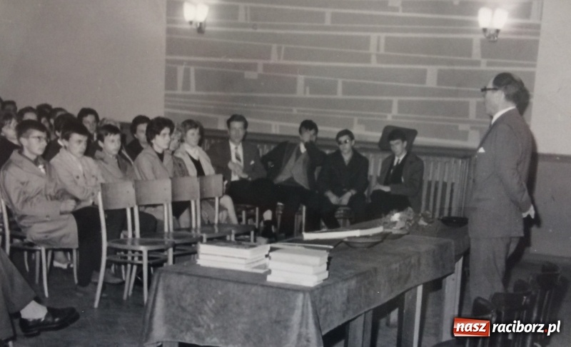 Zdjęcie w galerii na portalu naszraciborz.pl: Poznaj swoją bibliotekę. Historia filii numer 6 przy Powiatowym Domu Kultury wiadomości z regionu