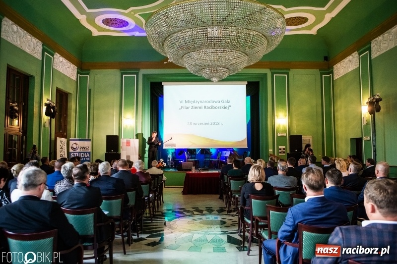 Zdjęcie w galerii na portalu naszraciborz.pl: Po raz szósty wręczono dziś Filary Ziemi Raciborskiej wiadomości z regionu