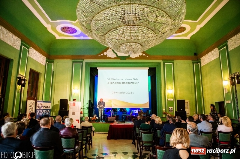 Zdjęcie w galerii na portalu naszraciborz.pl: Po raz szósty wręczono dziś Filary Ziemi Raciborskiej wiadomości z regionu