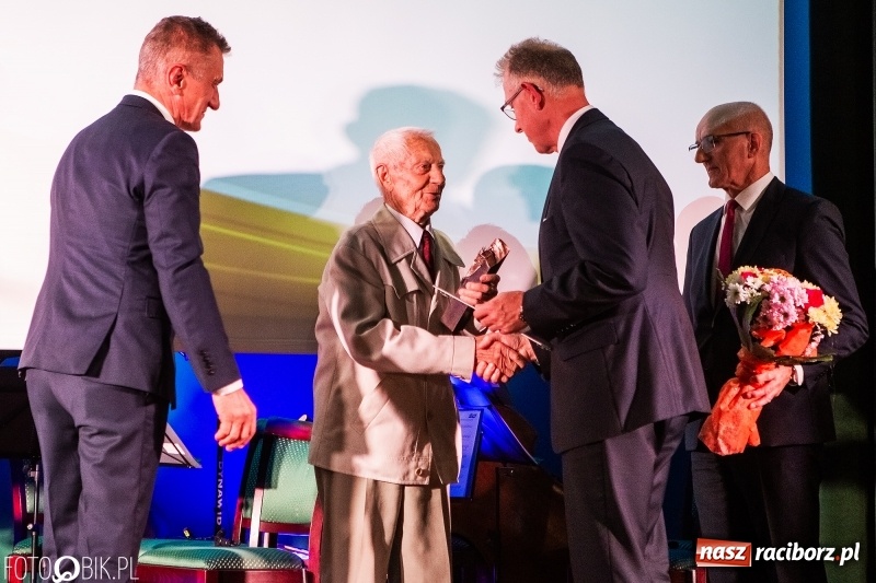 Zdjęcie w galerii na portalu naszraciborz.pl: Po raz szósty wręczono dziś Filary Ziemi Raciborskiej wiadomości z regionu
