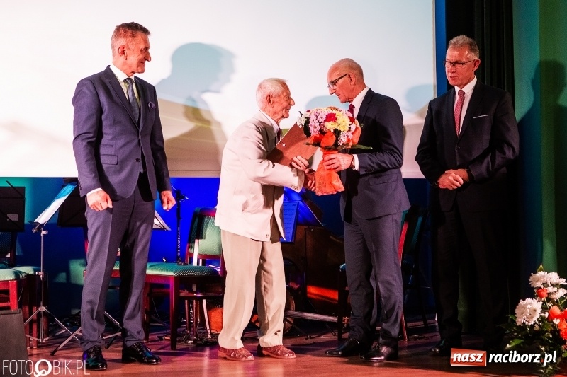 Zdjęcie w galerii na portalu naszraciborz.pl: Po raz szósty wręczono dziś Filary Ziemi Raciborskiej wiadomości z regionu