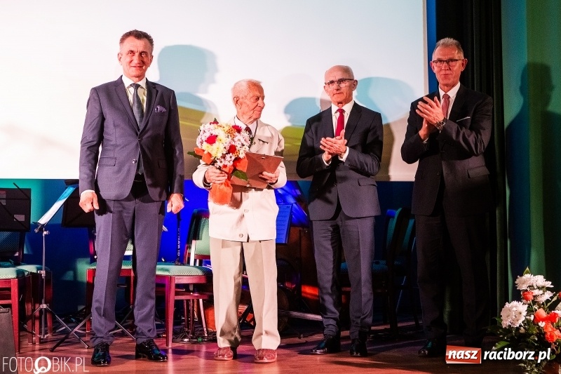 Zdjęcie w galerii na portalu naszraciborz.pl: Po raz szósty wręczono dziś Filary Ziemi Raciborskiej wiadomości z regionu