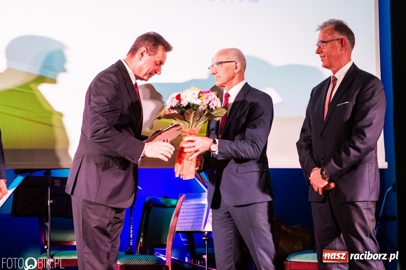 Zdjęcie w galerii na portalu naszraciborz.pl: Po raz szósty wręczono dziś Filary Ziemi Raciborskiej wiadomości z regionu