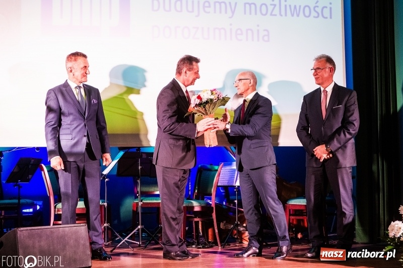 Zdjęcie w galerii na portalu naszraciborz.pl: Po raz szósty wręczono dziś Filary Ziemi Raciborskiej wiadomości z regionu