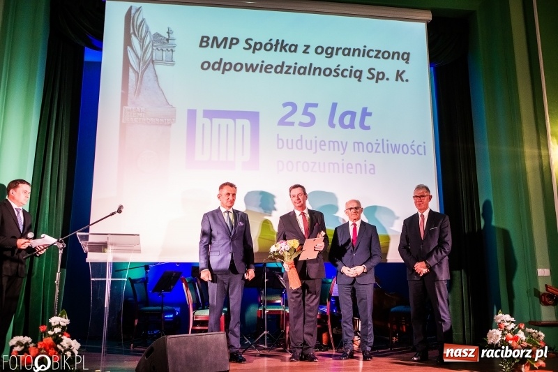 Zdjęcie w galerii na portalu naszraciborz.pl: Po raz szósty wręczono dziś Filary Ziemi Raciborskiej wiadomości z regionu