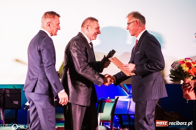 Zdjęcie w galerii na portalu naszraciborz.pl: Po raz szósty wręczono dziś Filary Ziemi Raciborskiej wiadomości z regionu