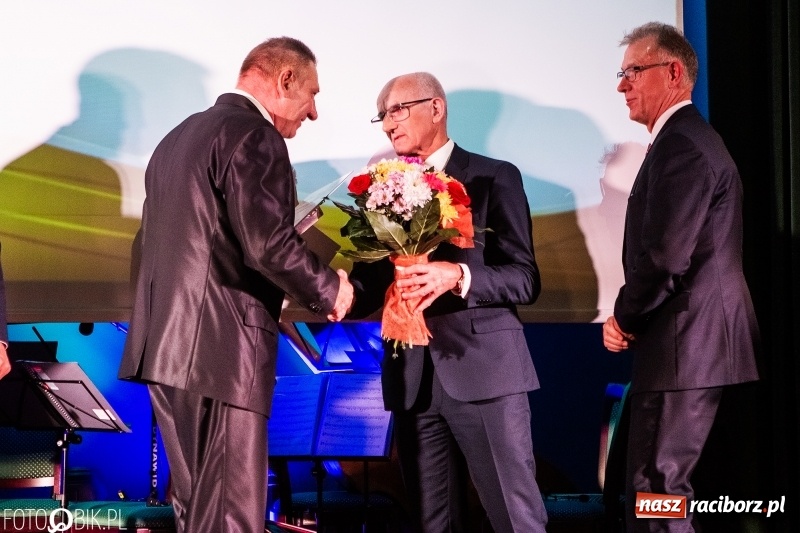 Zdjęcie w galerii na portalu naszraciborz.pl: Po raz szósty wręczono dziś Filary Ziemi Raciborskiej wiadomości z regionu