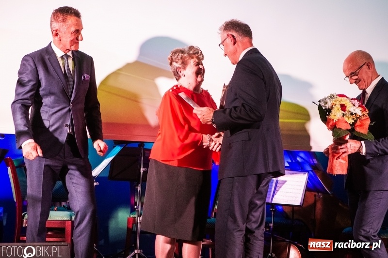Zdjęcie w galerii na portalu naszraciborz.pl: Po raz szósty wręczono dziś Filary Ziemi Raciborskiej wiadomości z regionu