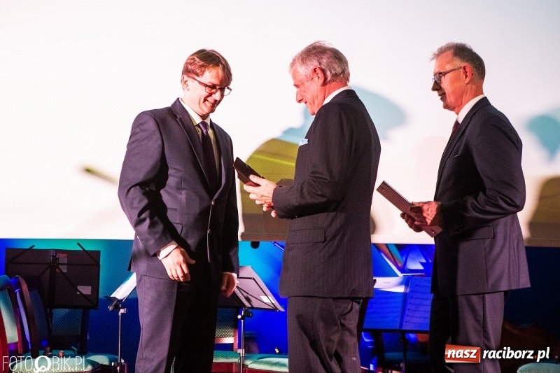 Zdjęcie w galerii na portalu naszraciborz.pl: Po raz szósty wręczono dziś Filary Ziemi Raciborskiej wiadomości z regionu
