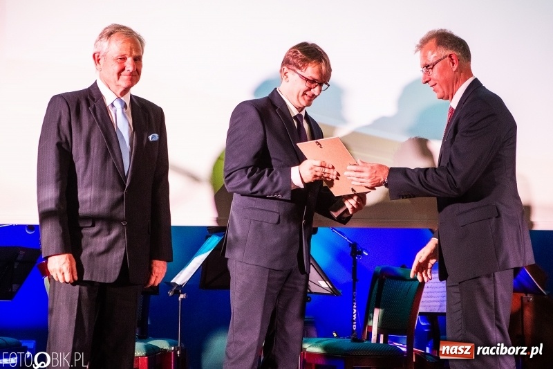Zdjęcie w galerii na portalu naszraciborz.pl: Po raz szósty wręczono dziś Filary Ziemi Raciborskiej wiadomości z regionu