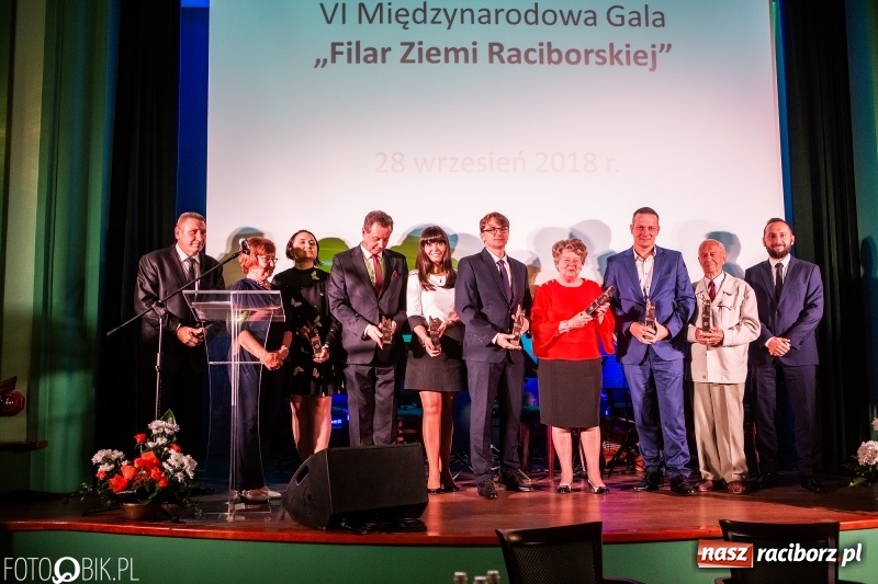 Zdjęcie w galerii na portalu naszraciborz.pl: Po raz szósty wręczono dziś Filary Ziemi Raciborskiej wiadomości z regionu