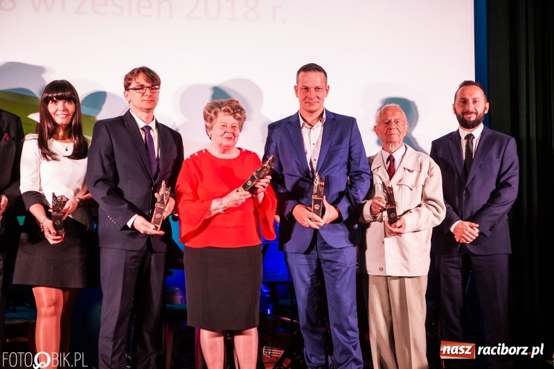 Zdjęcie w galerii na portalu naszraciborz.pl: Po raz szósty wręczono dziś Filary Ziemi Raciborskiej wiadomości z regionu