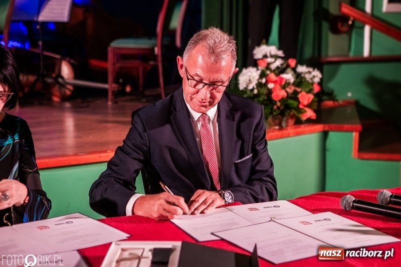 Zdjęcie w galerii na portalu naszraciborz.pl: Po raz szósty wręczono dziś Filary Ziemi Raciborskiej wiadomości z regionu