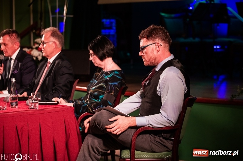 Zdjęcie w galerii na portalu naszraciborz.pl: Po raz szósty wręczono dziś Filary Ziemi Raciborskiej wiadomości z regionu