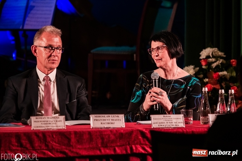 Zdjęcie w galerii na portalu naszraciborz.pl: Po raz szósty wręczono dziś Filary Ziemi Raciborskiej wiadomości z regionu