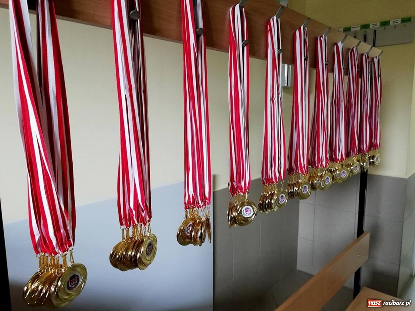 Zdjęcie w galerii na portalu naszraciborz.pl: 800 metrów na 80-lecie szkoły na Ocicach  wiadomości z regionu