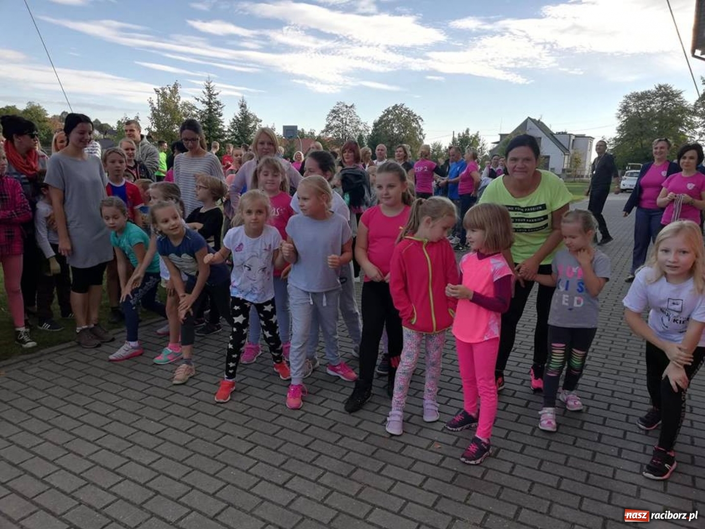 Zdjęcie w galerii na portalu naszraciborz.pl: 800 metrów na 80-lecie szkoły na Ocicach  wiadomości z regionu