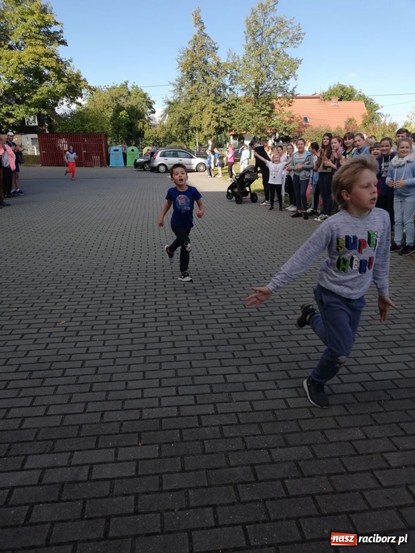Zdjęcie w galerii na portalu naszraciborz.pl: 800 metrów na 80-lecie szkoły na Ocicach  wiadomości z regionu