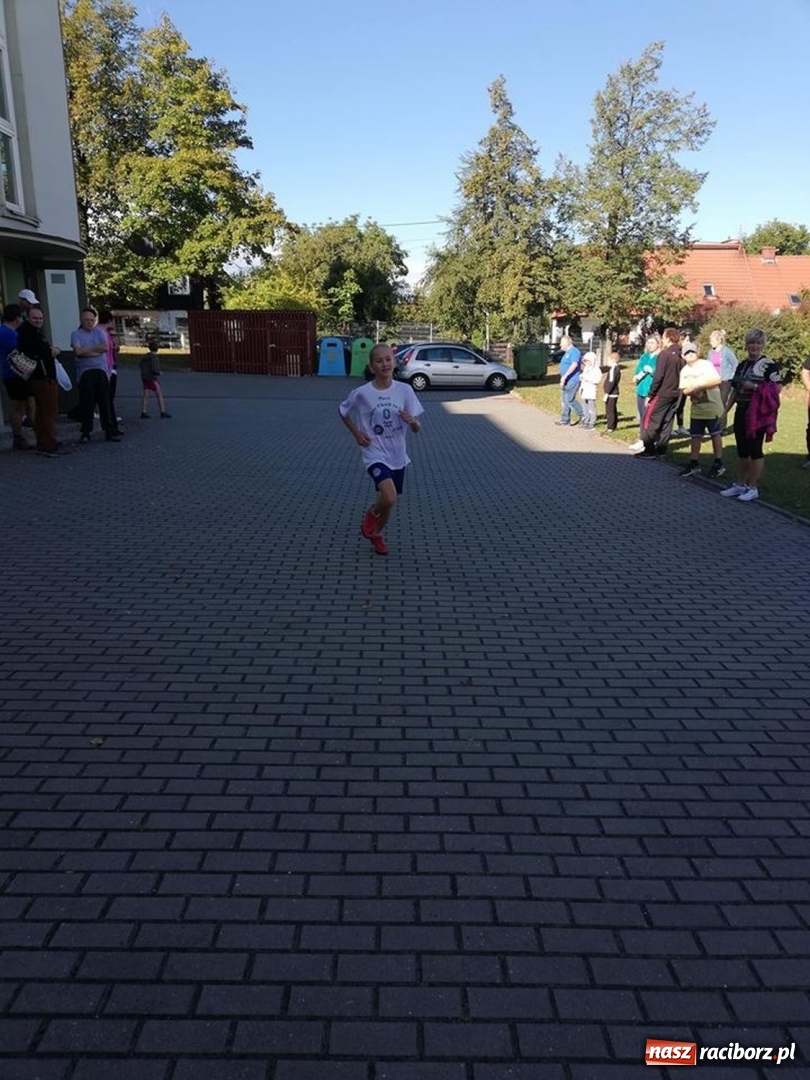 Zdjęcie w galerii na portalu naszraciborz.pl: 800 metrów na 80-lecie szkoły na Ocicach  wiadomości z regionu