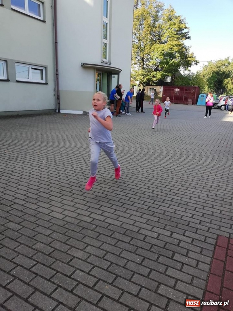 Zdjęcie w galerii na portalu naszraciborz.pl: 800 metrów na 80-lecie szkoły na Ocicach  wiadomości z regionu