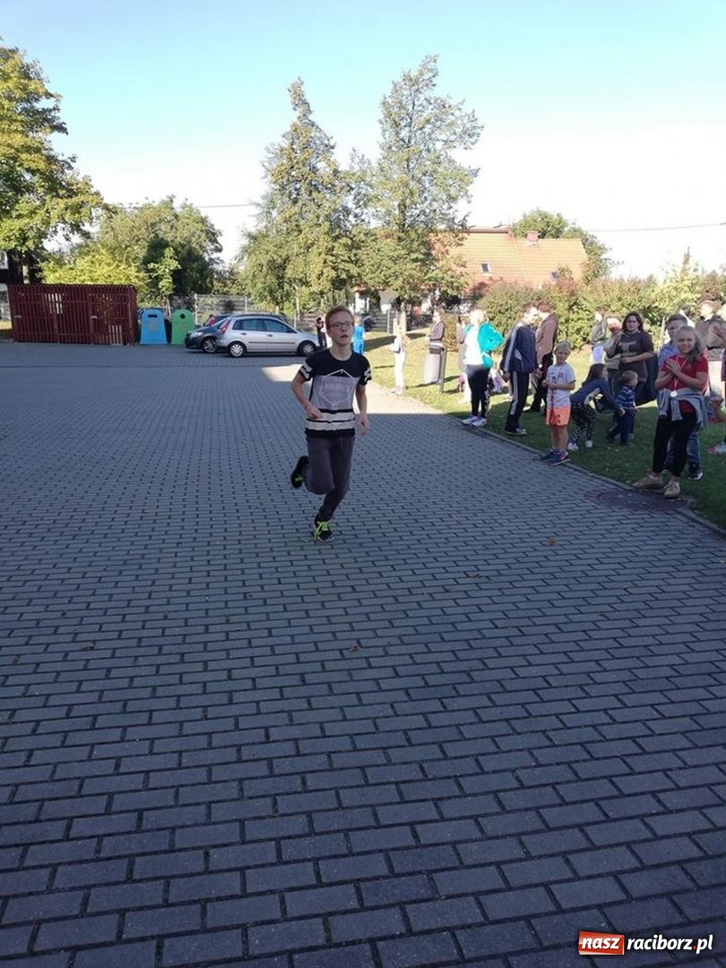 Zdjęcie w galerii na portalu naszraciborz.pl: 800 metrów na 80-lecie szkoły na Ocicach  wiadomości z regionu