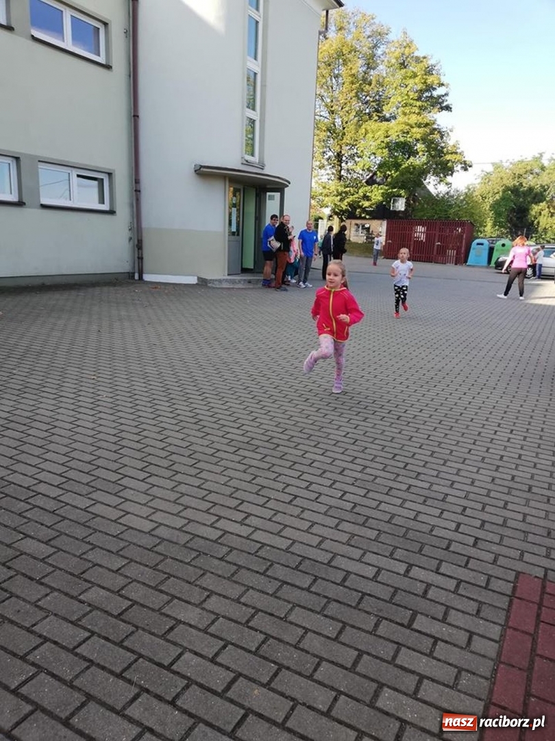 Zdjęcie w galerii na portalu naszraciborz.pl: 800 metrów na 80-lecie szkoły na Ocicach  wiadomości z regionu