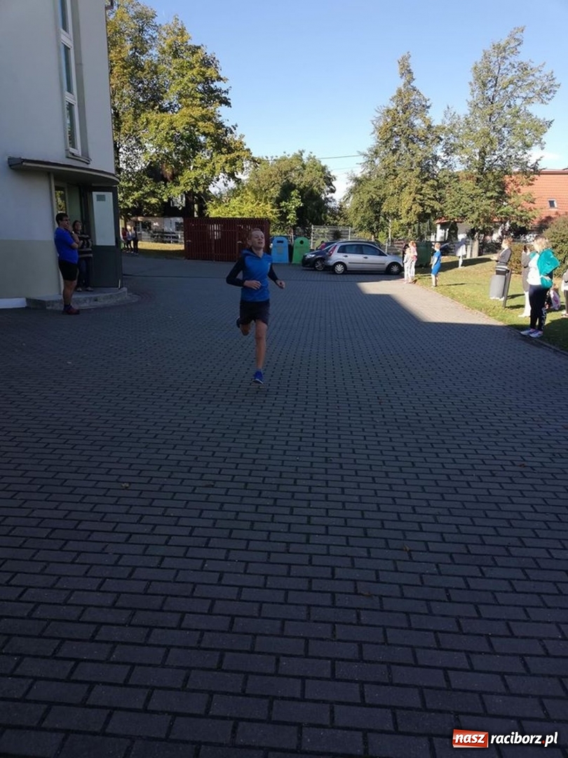 Zdjęcie w galerii na portalu naszraciborz.pl: 800 metrów na 80-lecie szkoły na Ocicach  wiadomości z regionu