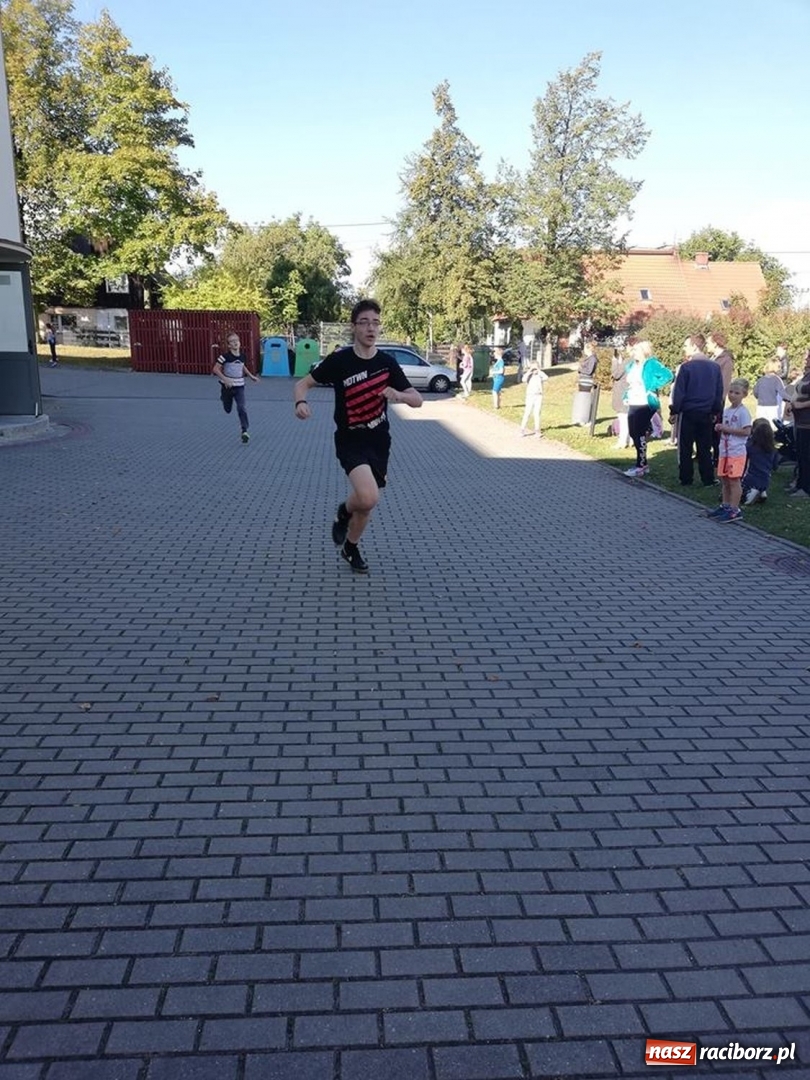 Zdjęcie w galerii na portalu naszraciborz.pl: 800 metrów na 80-lecie szkoły na Ocicach  wiadomości z regionu