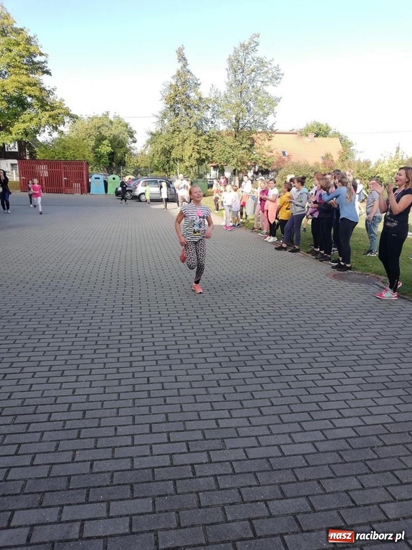 Zdjęcie w galerii na portalu naszraciborz.pl: 800 metrów na 80-lecie szkoły na Ocicach  wiadomości z regionu