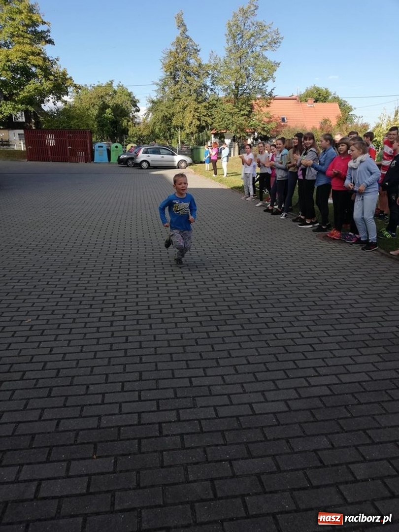 Zdjęcie w galerii na portalu naszraciborz.pl: 800 metrów na 80-lecie szkoły na Ocicach  wiadomości z regionu
