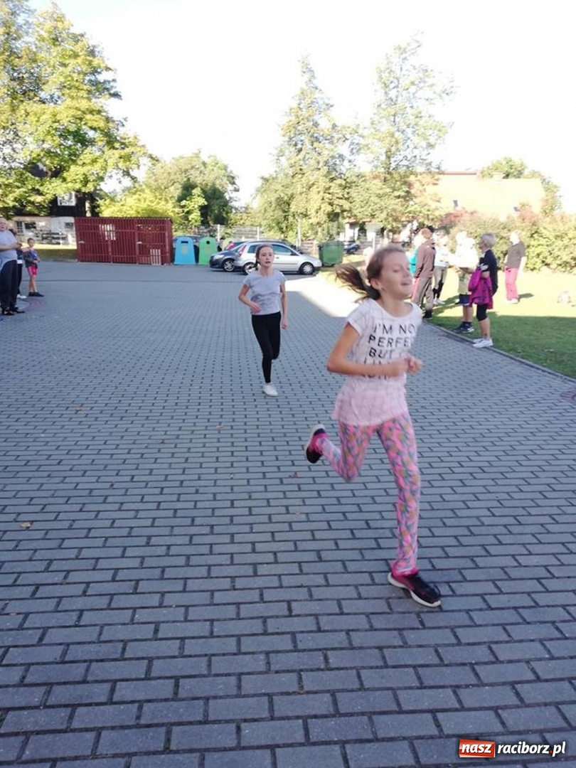 Zdjęcie w galerii na portalu naszraciborz.pl: 800 metrów na 80-lecie szkoły na Ocicach  wiadomości z regionu