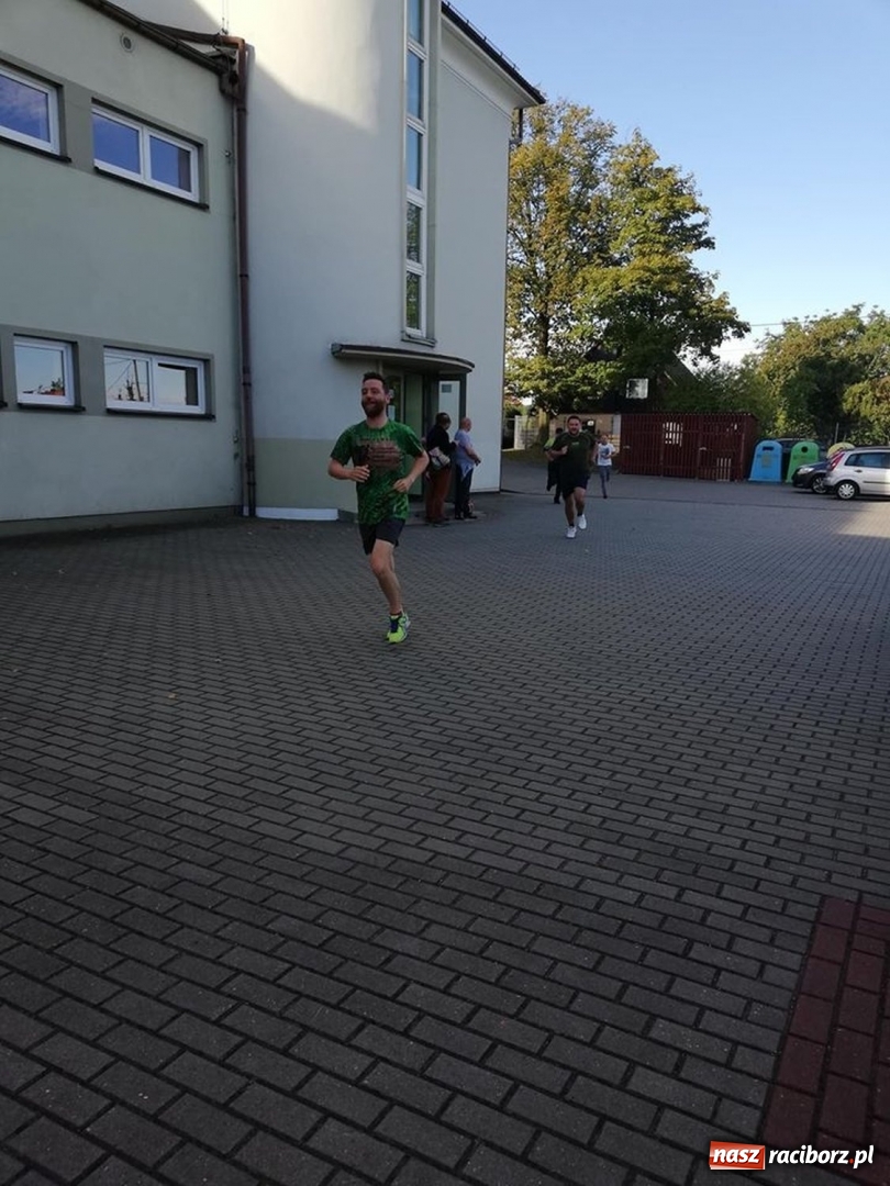 Zdjęcie w galerii na portalu naszraciborz.pl: 800 metrów na 80-lecie szkoły na Ocicach  wiadomości z regionu