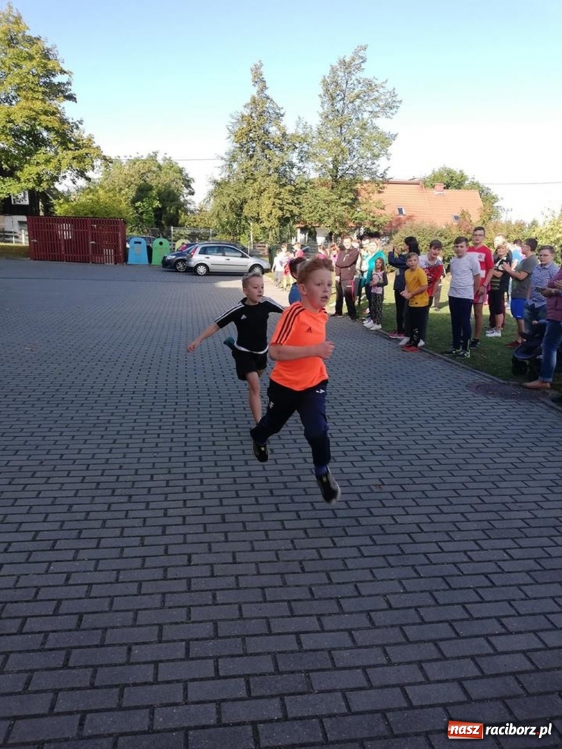 Zdjęcie w galerii na portalu naszraciborz.pl: 800 metrów na 80-lecie szkoły na Ocicach  wiadomości z regionu