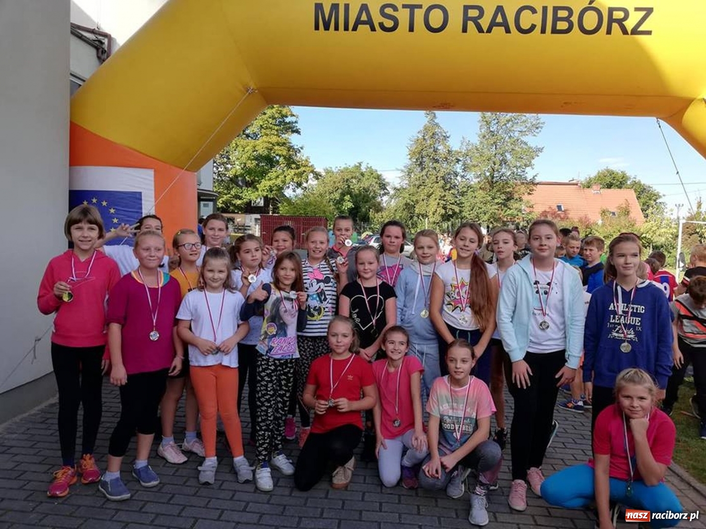 Zdjęcie w galerii na portalu naszraciborz.pl: 800 metrów na 80-lecie szkoły na Ocicach  wiadomości z regionu