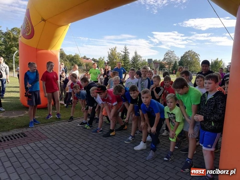 Zdjęcie w galerii na portalu naszraciborz.pl: 800 metrów na 80-lecie szkoły na Ocicach  wiadomości z regionu