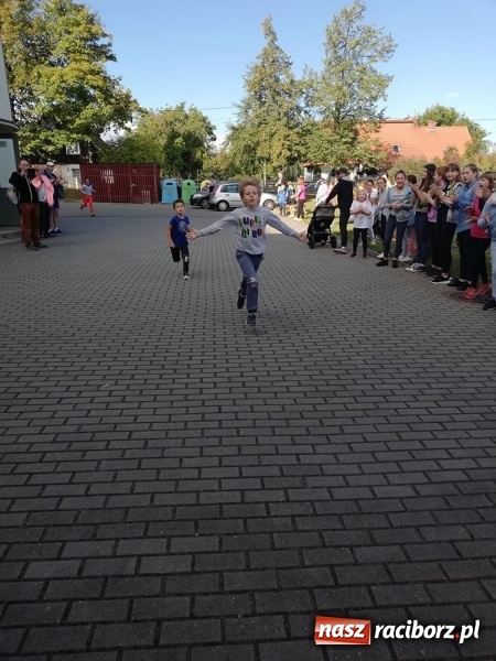 Zdjęcie w galerii na portalu naszraciborz.pl: 800 metrów na 80-lecie szkoły na Ocicach  wiadomości z regionu