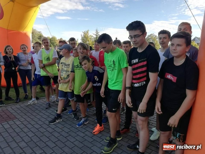 Zdjęcie w galerii na portalu naszraciborz.pl: 800 metrów na 80-lecie szkoły na Ocicach  wiadomości z regionu