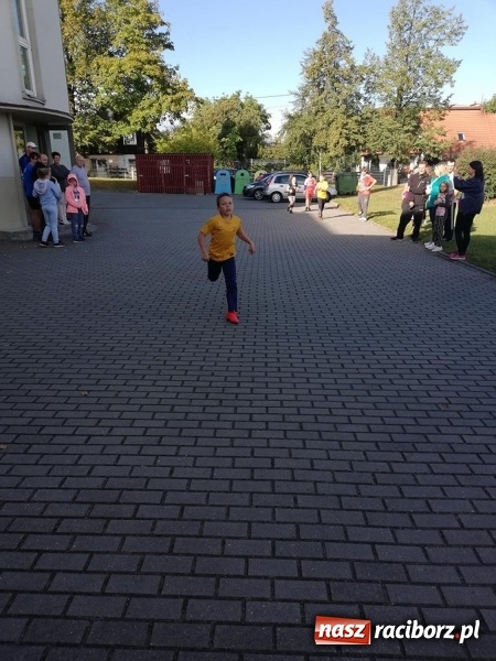 Zdjęcie w galerii na portalu naszraciborz.pl: 800 metrów na 80-lecie szkoły na Ocicach  wiadomości z regionu