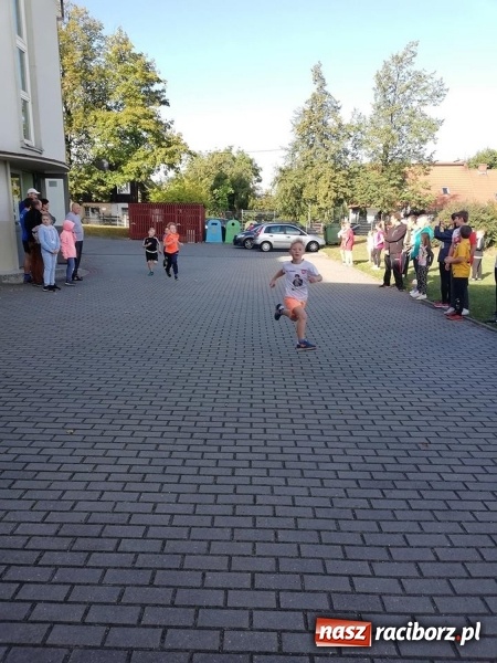 Zdjęcie w galerii na portalu naszraciborz.pl: 800 metrów na 80-lecie szkoły na Ocicach  wiadomości z regionu