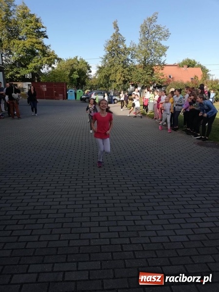 Zdjęcie w galerii na portalu naszraciborz.pl: 800 metrów na 80-lecie szkoły na Ocicach  wiadomości z regionu